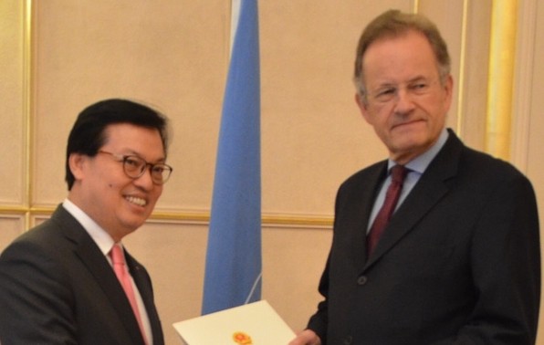 Đại sứ, Trưởng Phái đoàn thường trực VN tại Geneva trình Quốc thư lên Tổng Giám đốc Văn phòng LHQ